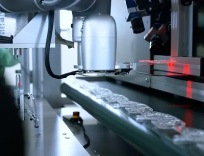 Sensor- und Kameraprüfung: Mittels vollautomatischer Kameraprüfung werden die korrekte Befüllung und Bestückung der Kartusche geprüft, Bild: Rodinger Kunstoff-Technik Sensor- und Kameraprüfung: Mittels vollautomatischer Kameraprüfung werden die korrekte Befüllung und Bestückung der Kartusche geprüft