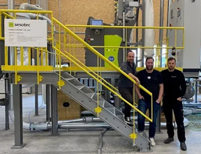Die Geschäftsführer von Mission PET, Markus Huemer (links) und Daniel Pichler (Mitte), vertrauen auf die Sortiertechnologie von Sesotec und dem Knowhow von Dominik Ebner, Sesotec Regional Sales Manager (rechts), Bild: Sesotec Geschäftsführer Mission PET Markus Huemer und Daniel Pichler, Dominik Ebner, Sesotec