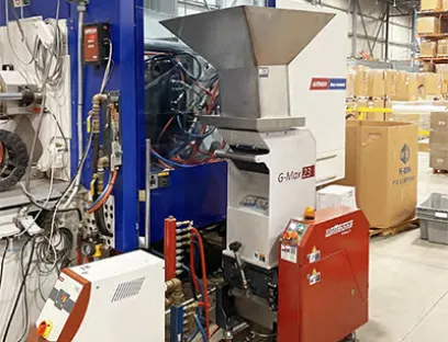 Temperiergerät und Mühle neben einer Spritzgießmaschine in der Produktion von Keeney, Bild: Wittmann Temperiergerät und Mühle neben einer Spritzgießmaschine in der Produktion von Keeney