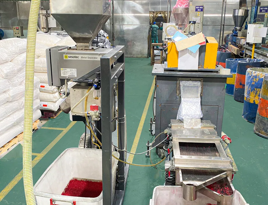 Der Sesotec-Metall-Separator (links im Bild) ist empfindlich genug, um Metallverunreinigungen zu erkennen, während der Produkteffekt möglichst kompensiert wird