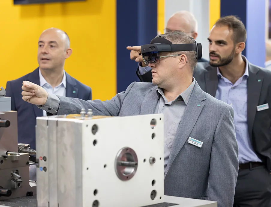 Die K 2025 rückt Digitalisierung und KI in den Fokus, Bild: Messe Düsseldorf Die K 2025 begrüßt vom 8. bis 15. Oktober Welt des Kunststoffes und Kautschuks