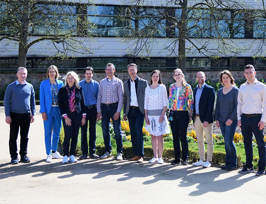Kick-off: Das Fraunhofer-Projektteam und die Beiräte aus der Industrie im Projekt „HATE-Fluor" beim ersten Meeting Anfang April 2025, Bild: Fraunhofer IFAM Kick-off: Das Fraunhofer-Projektteam und die Beiräte aus der Industrie von „HATE-Fluor" beim ersten Meeting Anfang April 2025. Gemeinsam wollen sie PFAS-freie Hochleistungselastomere entwickeln.