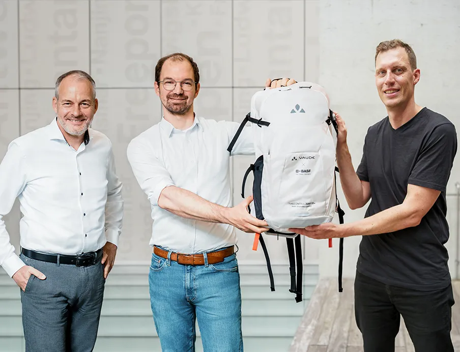 v. l. n. r.: Frank Reil, Marcel Schmitt (beide BASF) und René Bethmann (Vaude) mit dem neuen Rucksack aus nachhaltigem Polyamid, Bild: BASF Frank Reil, Marcel Schmitt (beide BASF) und René Bethmann von Vaude mit dem neuen Rucksack