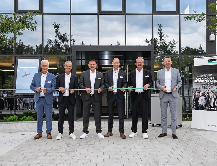 Wiedereröffnung des ATC Rednitzhembach (v.r.): Arburg-Geschäftsführer Tobias Baur, geschäftsführender Arburg-Gesellschafter Michael Hehl, ATC-Leiter Johannes Herbst, Florian Schmitz, Abteilungsleiter Arburg-Gebäudetechnik, Arburg-Architekt Dieter Novotny und Bernd Schmid, Arburg-Abteilungsleiter Vertrieb Außendienst Deutschland, Bild: _Arburg / Matthias Merz Wiedereröffnung des ATC Rednitzhembach (v.r.): Arburg-Geschäftsführer Tobias Baur, geschäftsführender Arburg-Gesellschafter Michael Hehl, ATC-Leiter Johannes Herbst, Florian Schmitz, Abteilungsleiter Arburg-Gebäudetechnik, Arburg-Architekt Dieter Novotny und Bernd Schmid, Arburg-Abteilungsleiter Vertrieb Außendienst Deutschland