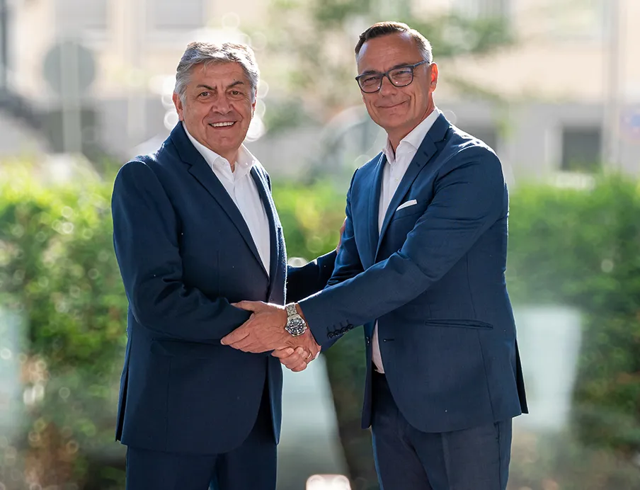 (v.l.n.r.) Dr. Armin Vogel übergibt an Stephan Sielaff, der den Geschäftsbereich Plastics ab dem 01. August 2025 als CEO SSI Schäfer Plastics leitet