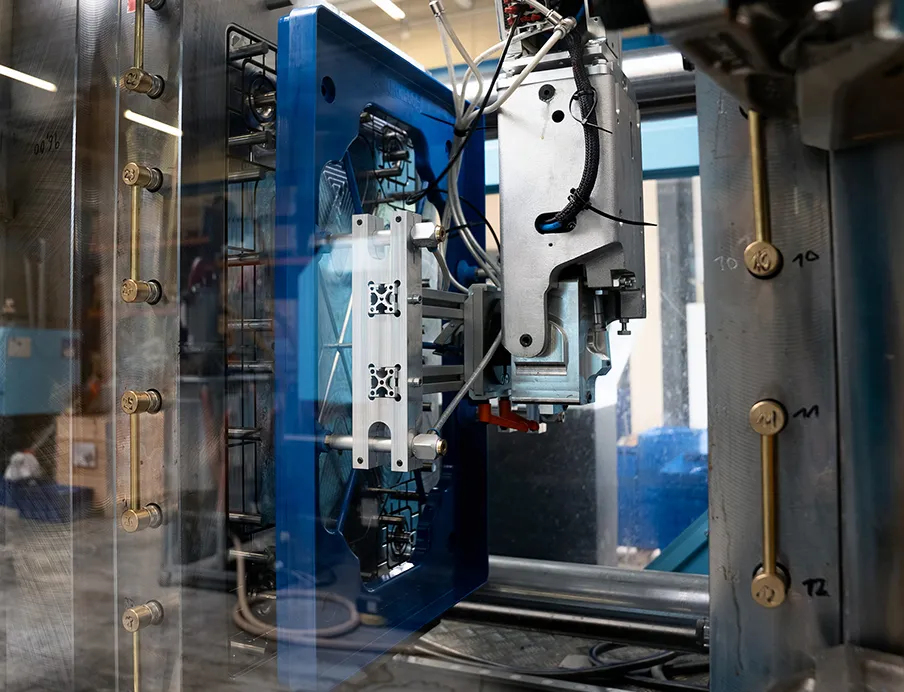 Mit der neuen Kunststoffspritzmaschine wird die Rollenproduktion verbessert, Bild: Torwegge Mit der neuen Kunststoffspritzmaschine verbessert Torwegge die Rollenproduktion