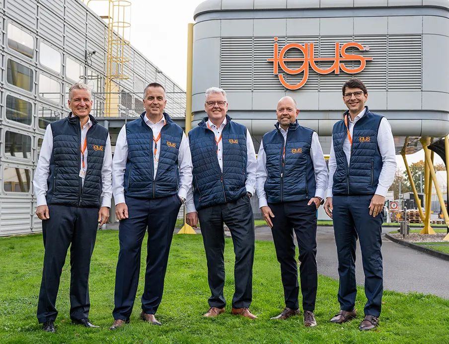 Mit der Umwandlung in eine SE & Co. KG stärkt Igus seine strategische Ausrichtung und schafft klare Verantwortlichkeiten. v.l.n.r.: Frank Blase wird Chairman of the Board, die operative Leitung liegt weiterhin bei den CEOs Tobias Vogel, Artur Peplinski, Michael Blass und Dr. Thilo Schultes