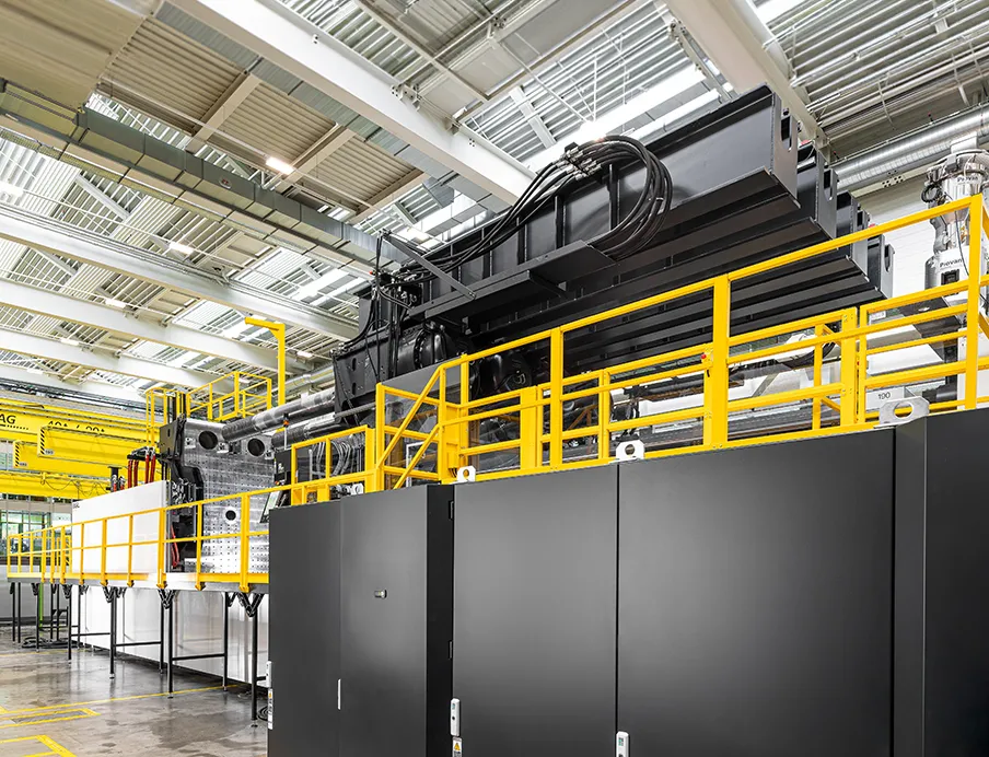 Als größte Spritzgießmaschine der Welt ermöglicht die „ENGEL duo 12000 US“ die wirtschaftliche Herstellung großformatiger Spritzgießbauteile in bisher unerreichten Dimensionen und schafft damit die Grundlage für neue Produktkonzepte mit reduziertem Montageaufwand und verbesserter CO2-Bilanz