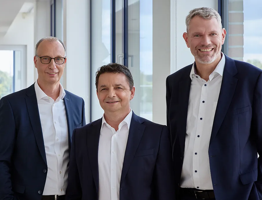 v.l.n.r.: Sikora Geschäftsführung - Holger Lieder, Alaaddin Aydin und Dr. Christian Frank
