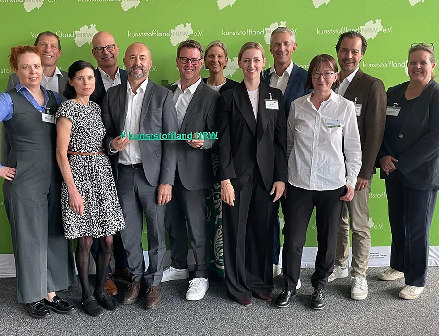 Vorstandstreffen Kunststoffland NRW, v.l.n.r.: Hilke Dahinten, Dr. Ron Brinitzer, Katja Kirschner, Dr. Thomas Brackemeyer (Envalior Deutschland), Dr. Jörg Ulrich Zilles (Quarzwerke HPF The Mineral Engineers), Peter Barlog (Barlog Plastics), Tanja Gutsmann (Covestro Deutschland), Ines Oud (Simcon kunststofftechnische Software), Dr. Patrick Glöckner (Evonik Industries), Marianne Lehner, Prof. Dr. Ing. Reinhard Schiffers (Universität Duisburg-Essen), Britta Menze