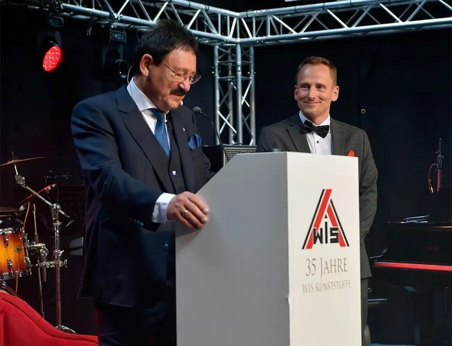 Siegmar Römhild (li.) mit Sohn Daniel (re.) bei der Übergabe des Staffelstabes