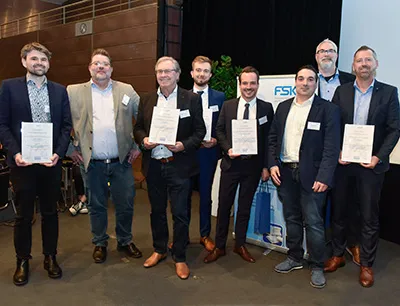 Preisträger des FSK-Innovationspreises Schaumkunststoffe und Polyurethane 2023 (v.l.n.r.): Adam Pajonk, Sven Müller (Moderator), Martin Dietrich, Eduard Kremer, Dr. Ing. Tobias Schaible, Stefan Raffel, Mario Kröger, Eric Sprenger