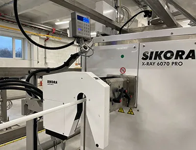 Für die Qualitätskontrolle setzt Höhle den Knotenwächter Lump 2000 zur Erkennung von Knoten und Einschnürungen in den Microduct-Produktionslinien ein, Bild: Sikora Für die Qualitätskontrolle setzt Höhle den Knotenwächter Lump 2000 zur Erkennung von Knoten und Einschnürungen in den Microduct-Produktionslinien ein