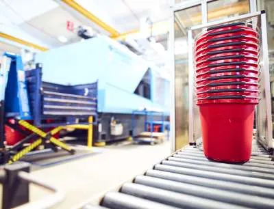 In der Vileda Eimer-Produktion wurde vom Fraunhofer Spin-Off Plus 10 eine hochfrequente KI-Datenerfassung sowie - Verarbeitung aufgebaut, Bild: Johannes Vogt / Freudenberg Home and Cleaning Solutions In der Vileda Eimer-Produktion wurde vom Fraunhofer Spin-Off Plus 10 eine hochfrequente KI-Datenerfassung sowie - Verarbeitung aufgebaut