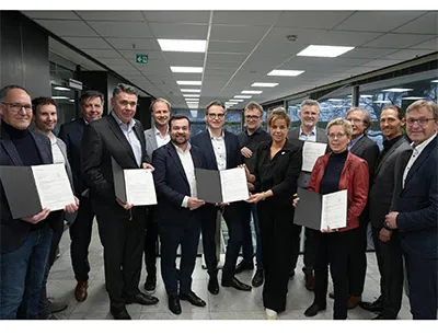 Das Konsortium nimmt die Zuwendungsbescheide von Ministerin Neubaur (6.v.r.) in Düsseldorf entgegen, Bild: Mwike NRW Das Konsortium nimmt die Zuwendungsbescheide von Ministerin Neubaur (6.v.r.) in Düsseldorf entgegen