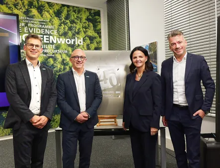 Anlässlich des 40-jährigen Bestehens von Arburg Frankreich überreichten die geschäftsführende Gesellschafterin Juliane Hehl (2.v.r), Tobias Baur (r.), Geschäftsführer Vertrieb und After Sales, und Steffen Eppler, Bereichsleiter Vertrieb Europa, die Jubiläumsplastik an Pascal Laborde, Geschäftsführer von Arburg SAS.