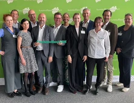 Vorstandstreffen Kunststoffland NRW, v.l.n.r.: Hilke Dahinten, Dr. Ron Brinitzer, Katja Kirschner, Dr. Thomas Brackemeyer (Envalior Deutschland), Dr. Jörg Ulrich Zilles (Quarzwerke HPF The Mineral Engineers), Peter Barlog (Barlog Plastics), Tanja Gutsmann (Covestro Deutschland), Ines Oud (Simcon kunststofftechnische Software), Dr. Patrick Glöckner (Evonik Industries), Marianne Lehner, Prof. Dr. Ing. Reinhard Schiffers (Universität Duisburg-Essen), Britta Menze