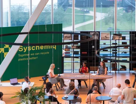 Bei der Abschlussveranstaltung des Projekts Syschemiq spricht Anna Kerps von Fraunhofer Umsicht über die Möglichkeiten und Herausforderungen für ressourcenschonende Verpackungsgestaltung