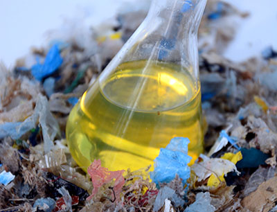 Der aus dem chemischen Recycling von Kunststoffabfällen gewonnene Sekundär-Rohstoff ähnelt in vielen Eigenschaften Erdöl und ist ein vollwertiges Substitut fossiler Ressourcen