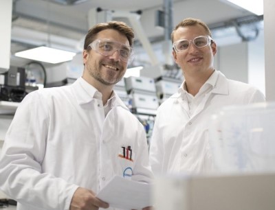 Dr. Gernot Jäger (links) leitet das seit vier Jahren eingerichtete Kompetenzzentrum für Biotechnologie bei Covestro. Die neue vom Bundesforschungsministerium geförderte Nachwuchsgruppe für Enzymkatalyse leitet Dr. Lukas Reisky