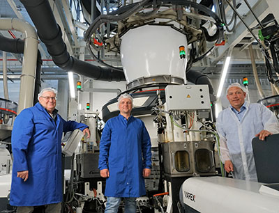 Thomas Steffen (RKW), Sven Pastrik (RKW) und Stefan Wöstmann (Nordson) mit einem kontinuierlichen Siebwechsler