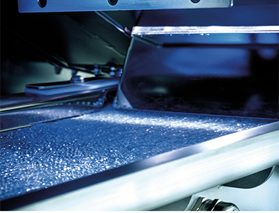 Der Purity Scanner Advanced von Sikora wird zur Inspektion und Sortierung von Kunststoffmaterial eingesetzt.