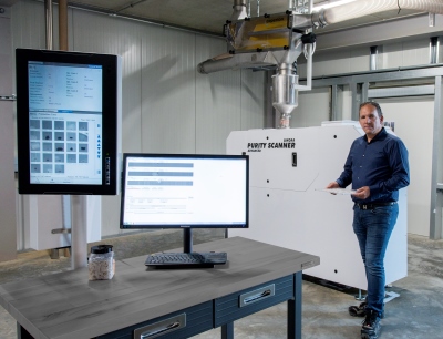 Lars Ruttmann, Geschäftsführer bei Sortco, präsentiert den Purity Scanner Advanced von Sikora zur Inspektion und Sortierung von Kunststoffgranulat