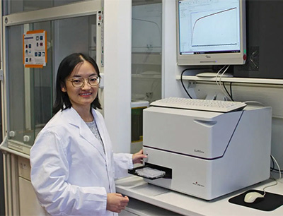 Erstautorin Chengzhang Xu bei Untersuchungen zur Hitzebeständigkeit von Enzymen