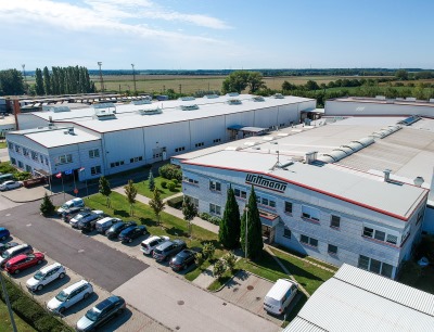Ansicht des ungarischen Produktionswerks der Wittmann Gruppe in Mosonmagyaróvár