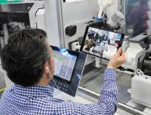 Bei der „remoten“ Maschinenabnahme geht ein Arburg-Vertriebsexperte per iPad mit dem Kunden alle Anforderungen Punkt für Punkt durch