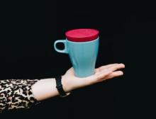 Die platzsparende nachhaltige Kaffee to go Lösung: Der Deckel aus TPE passt auf viele haushaltsübliche Tassen