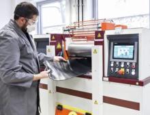Im Fraunhofer LBF werden neue Rezepturen für nachhaltige, alternative Materialien entwickelt und auf ihre Einsatztauglichkeit untersucht