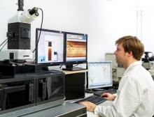 Forscher im Fraunhofer LBF analysieren mit speziell entwickelten Methoden am Raman-Mikroskop schadhafte Kunststoffbauteile, Folien oder Elastomere