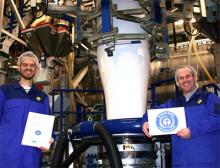 Patrice Punt und R&D Manager Rob van der Bruggen haben nach vielen Tests das “Blauer Engel“ Zertifikat für die Oerlemans Packaging Group entgegengenommen