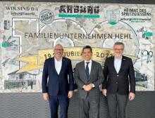 Hochrangiger Besuch bei Arburg in Loßburg: Der mexikanische Botschafter Francisco Quiroga mit den Arburg-Geschäftsführern Guido Frohnhaus und Dr. Armin Schmiedeberg