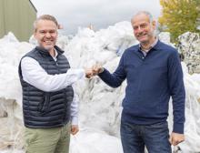 Jan Bauer und Harald Sauer, die neue Geschäftsführung der Hannawald Plastik, vor Ort auf dem Betriebsgelände des Unternehmens in Bingen