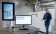 Lars Ruttmann, Geschäftsführer bei Sortco, präsentiert den Purity Scanner Advanced von Sikora zur Inspektion und Sortierung von Kunststoffgranulat